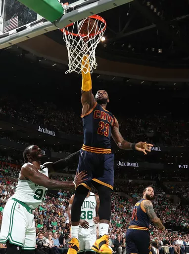 媒体人谈小杨被打脸但没吹：原以为世上只有CBA裁判才能吹出种球（媒体人：小杨被打脸却无哨，原以为只有CBA裁判会这么判）